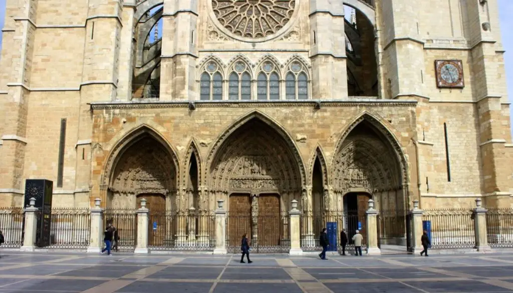 catedral-de-leon-historias-y-curiosidades-tras-sus-majestuosas-puertas
