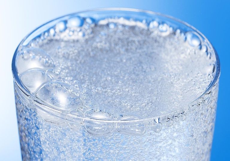 ¿Qué pasa cuando el vaso de agua se llena de burbujas?