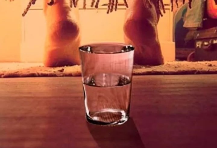 ¿Qué significa un vaso de agua detrás de la puerta?
