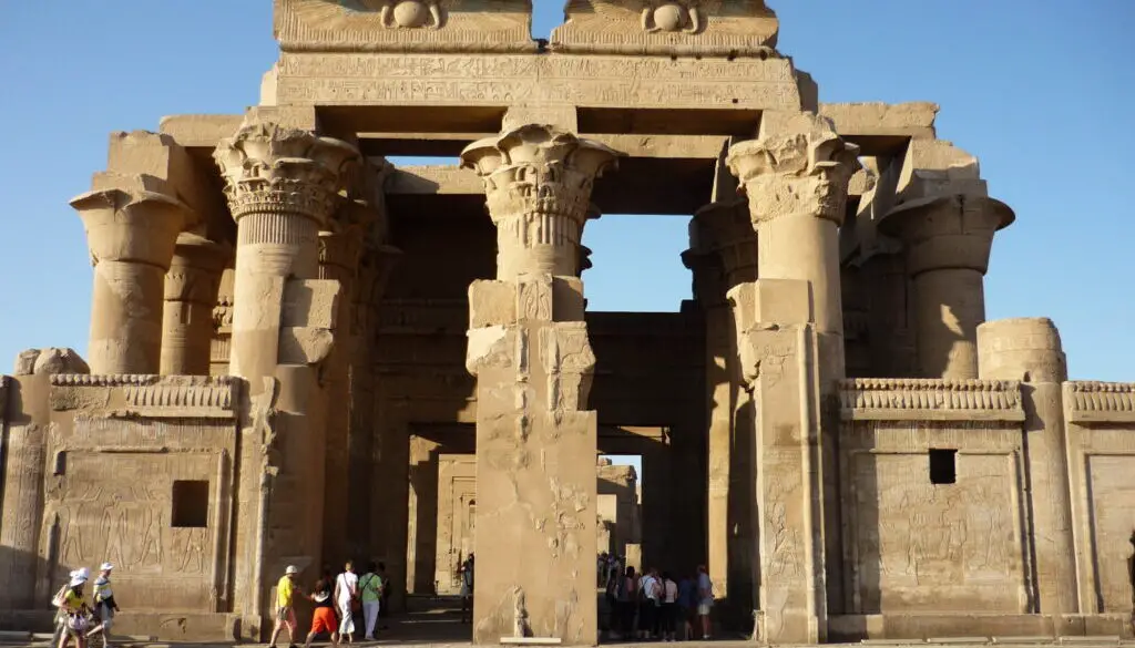 templo-de-kom-ombo-curiosidades-sobre-el-templo-dual-de-egipto-dedicado-a-dos-dioses