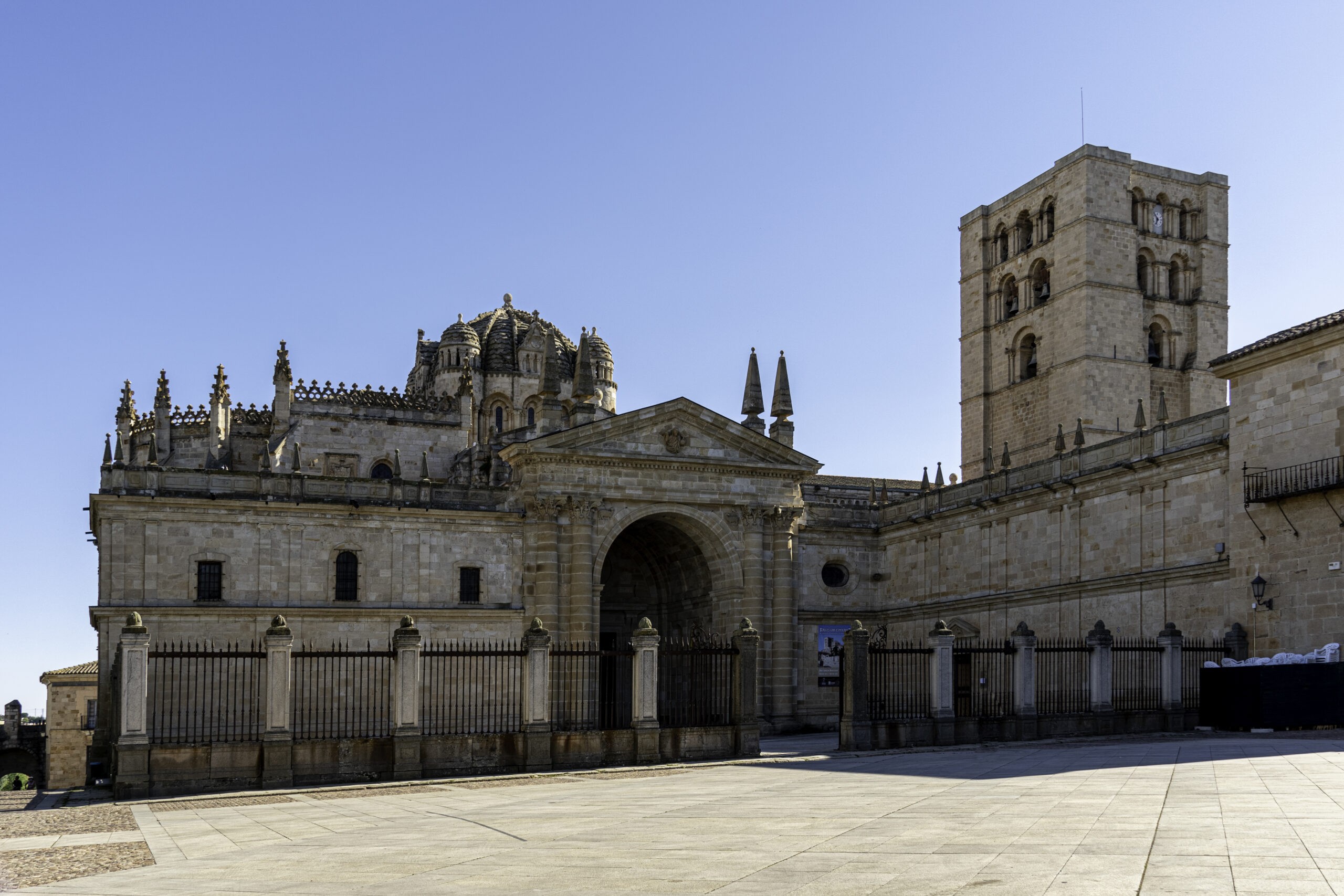 Zamora: Historias y Curiosidades de su Emblemática Catedral