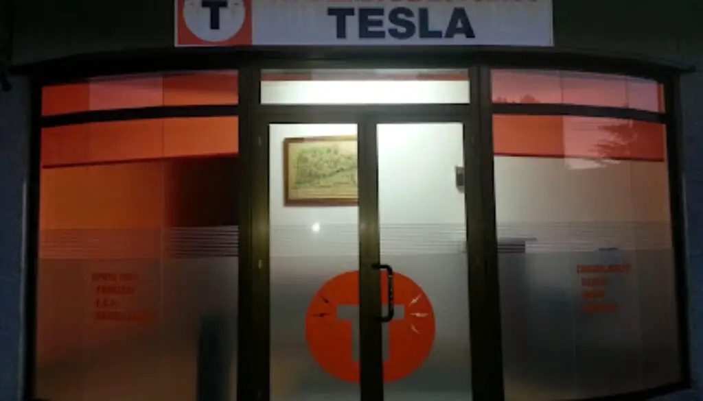 Imagen-del-centro-formativo-ACADEMIA-DE-ESTUDIOS-TESLA-en-A-caniza-Pontevedra