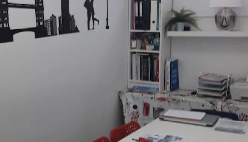 Imagen-del-centro-formativo-Academia-RedBlue-Serracines-en-Fresno-de-torote-Madrid