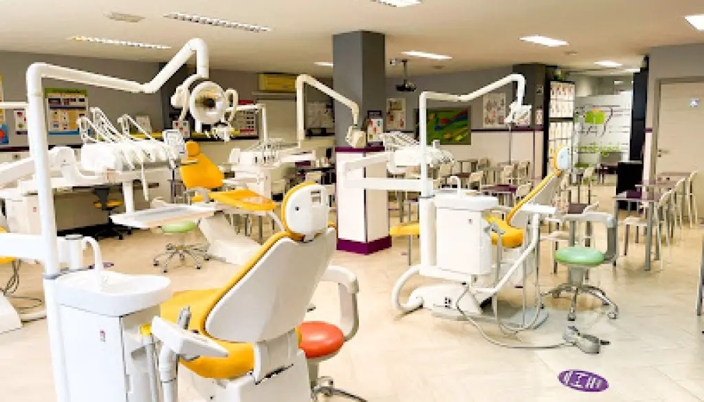 Imagen-del-centro-formativo-Higiene-bucodental-Protesis-dental-Centro-Privado-de-Formacion-Profesional-Higident-en-Las-palmas-gran-canaria-Las-Palmas