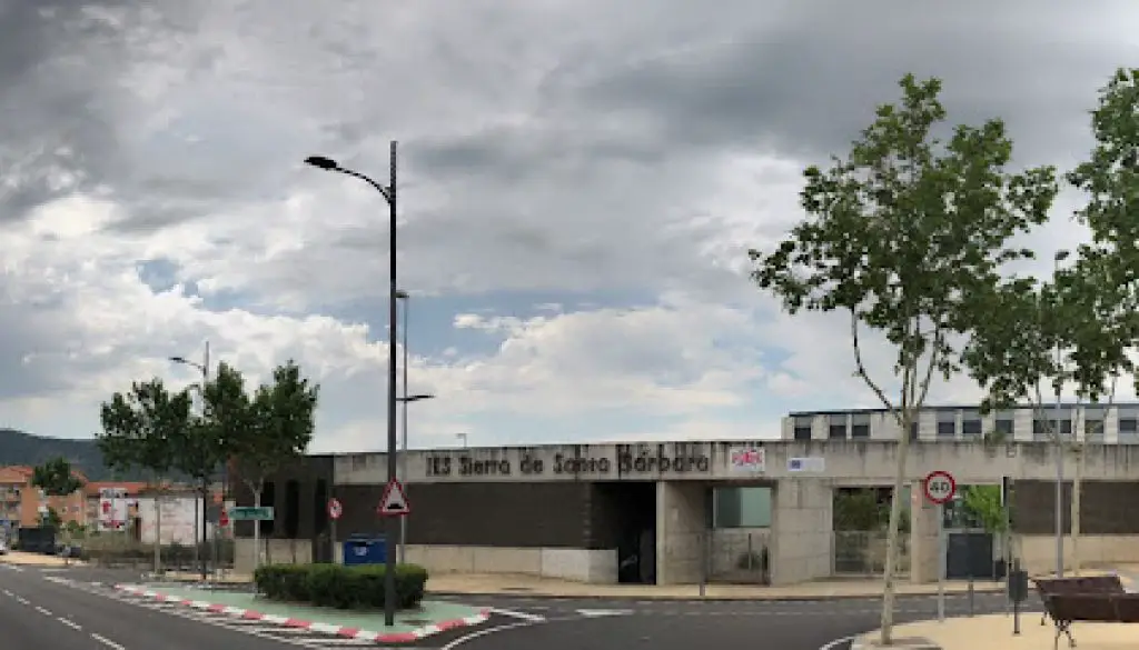 Imagen-del-centro-formativo-IES-Sierra-de-Santa-Barbara-en-Plasencia-Caceres