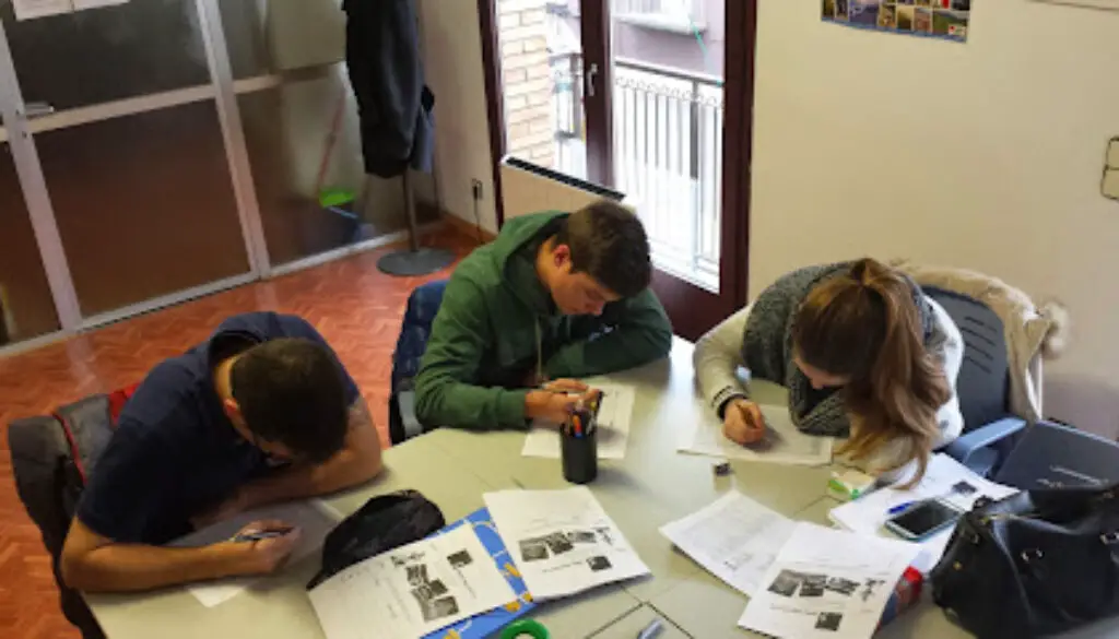 Imagen-del-centro-formativo-Masterclass-English-School-Olot-Classes-DAngles-Olot-Escola-dangles-olot-en-Olot-Gerona
